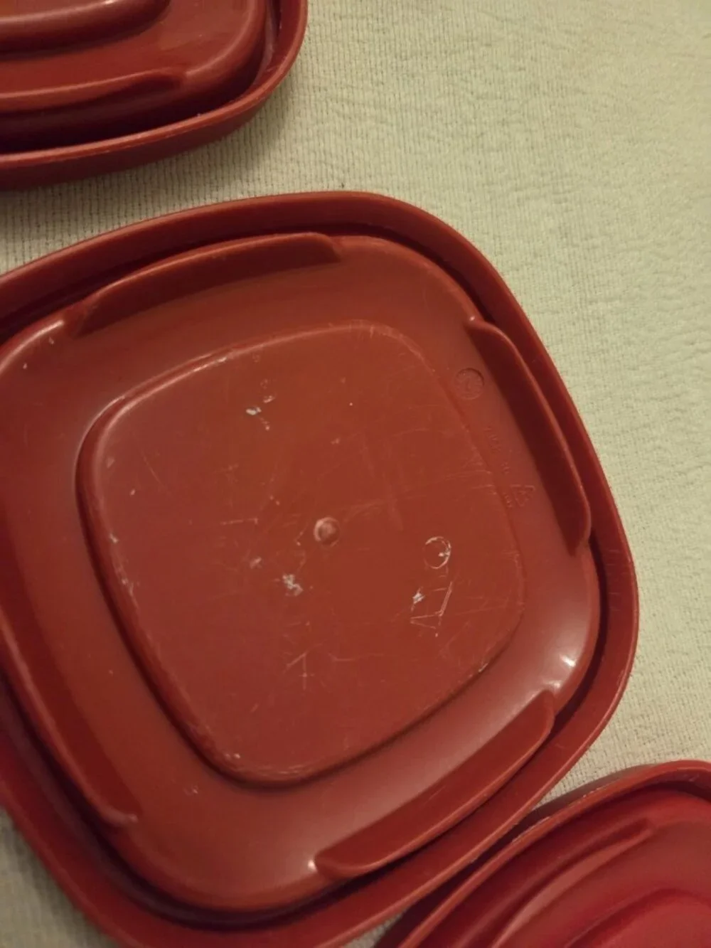 6 Rubbermaid 7J58 Red Easy Find Storage Container REPLACEMENT LIDS ONLY